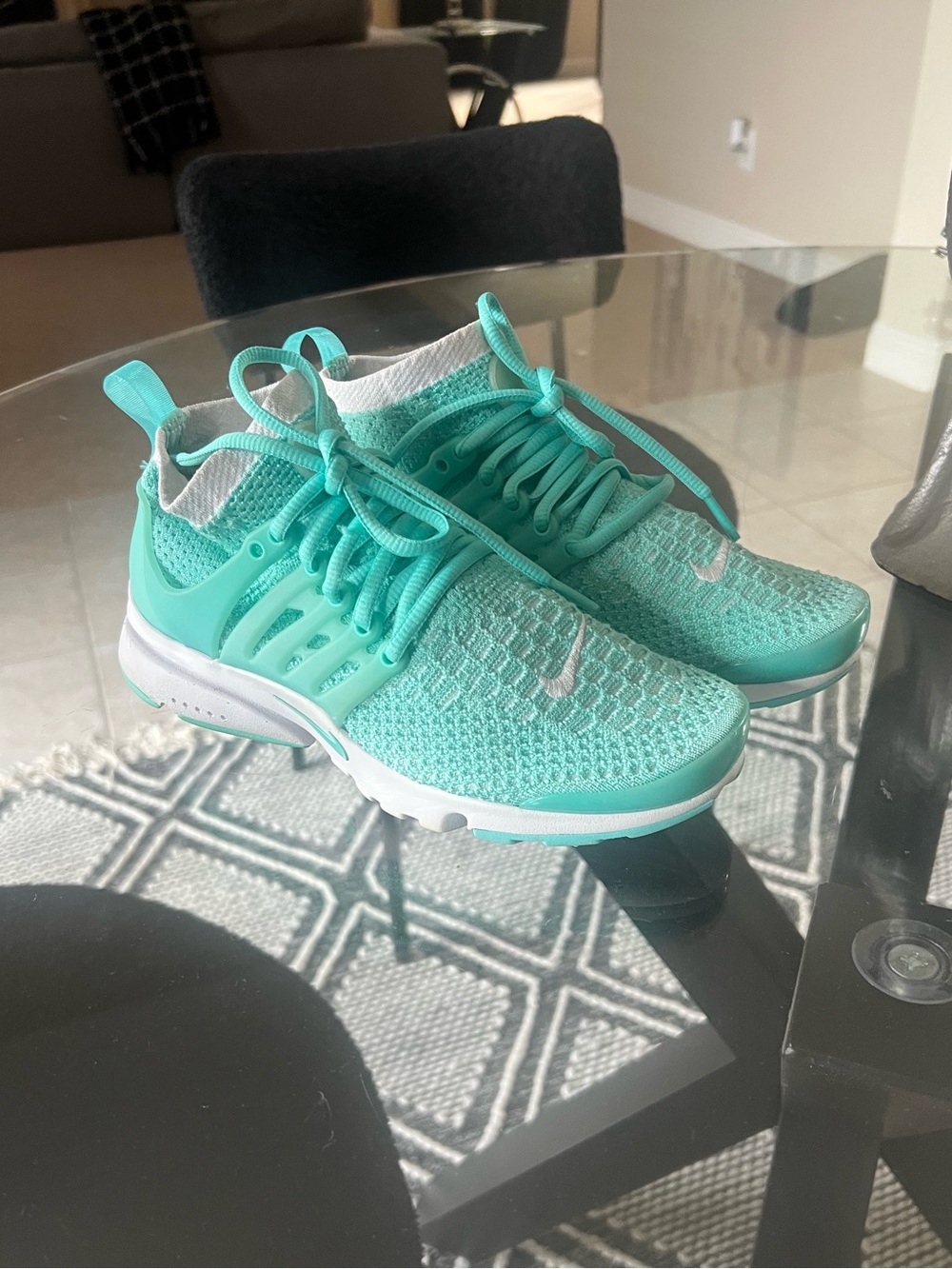 Nike Flyknit Sneakers - Mint Green with White Accents. Size Women’s 6.